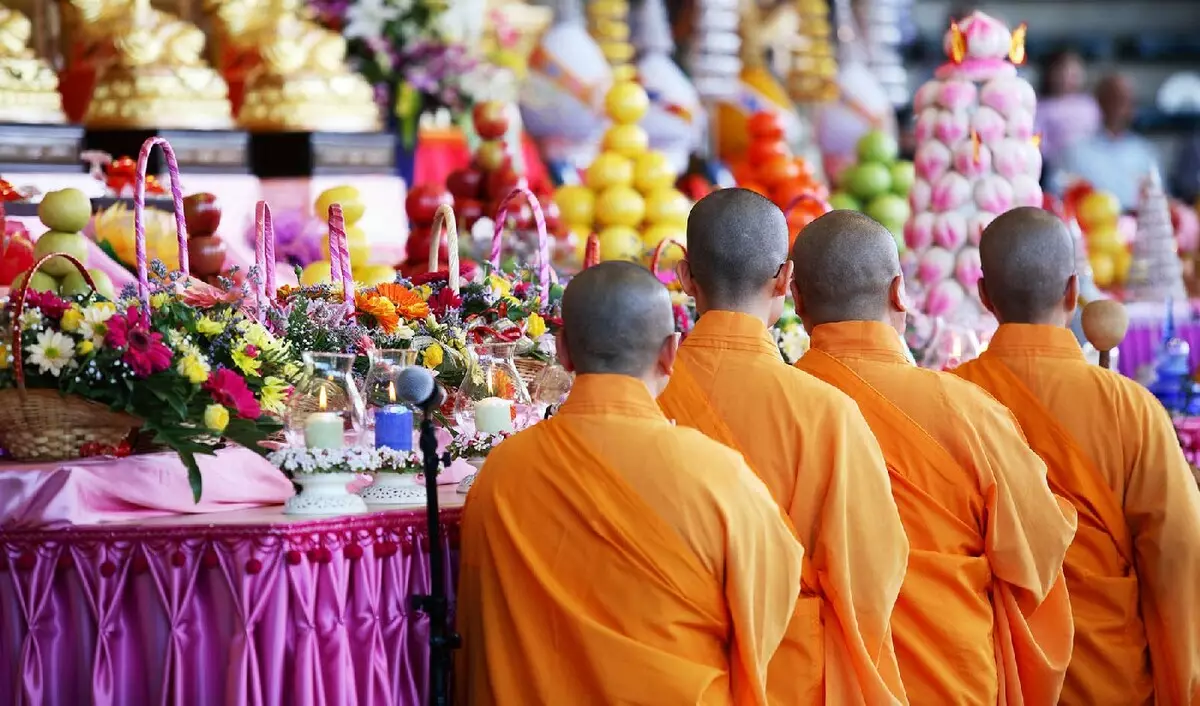 태국어 새해 (33 장의 사진) : 태국에서 송크란을 축하하는 방법과 왜 그런 이름을 얻었습니까? 어떤 데이트가 휴가를 축하해 주시겠습니까? 18098_19