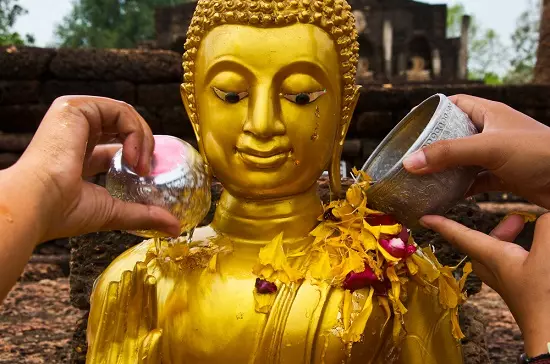 Thai Нова година (33 снимки): Как да празнуваме Сонгкран в Тайланд и защо той получи такова име? Какво дата празнуват празника? 18098_2