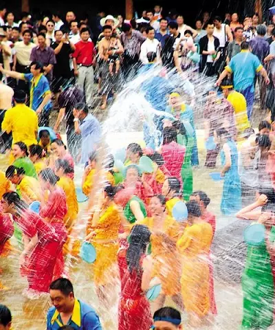 Taja nova jaro (33 fotoj): Kiel festi Songkran en Tajlando kaj kial li ricevas tian nomon? Kio daton festi la feriojn? 18098_26