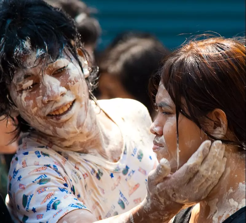 Ano Tailandés (33 fotos): Como celebrar Songkran en Tailandia e por que conseguiu ese nome? Que data celebra as vacacións? 18098_29