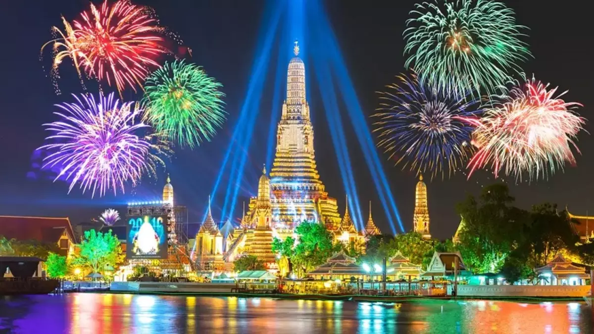Thai Täze ýylyň (33 Suratlar): Tailandda Songkran belläp we şeýle bir at alyp näme üçin nähili? Emma taryh dynç belläp? 18098_3