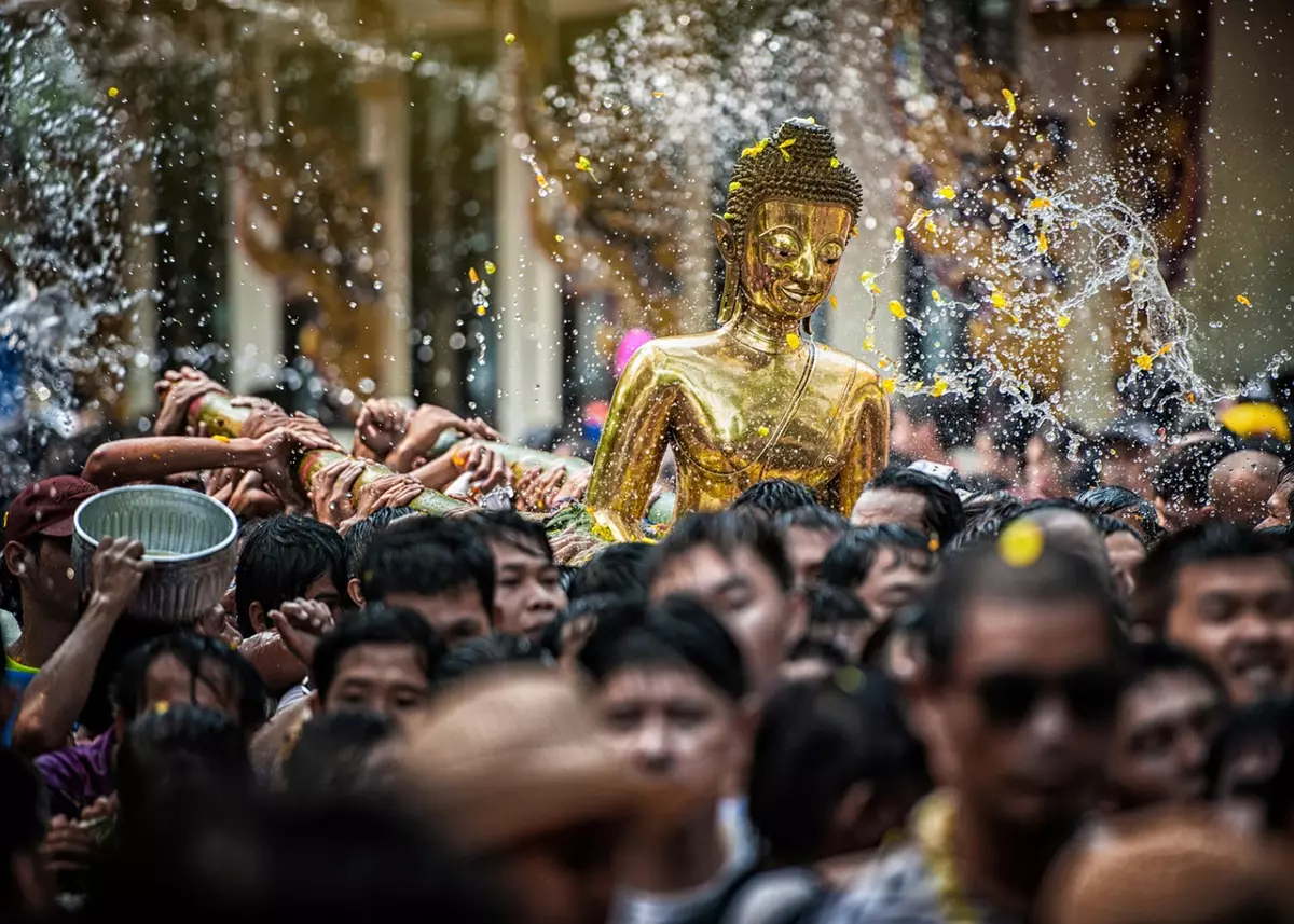 Thai Nuwe Jaar (33 foto's): Hoe om Songkran in Thailand te vier en hoekom het hy so 'n naam gekry? Watter datum vier die vakansie? 18098_30