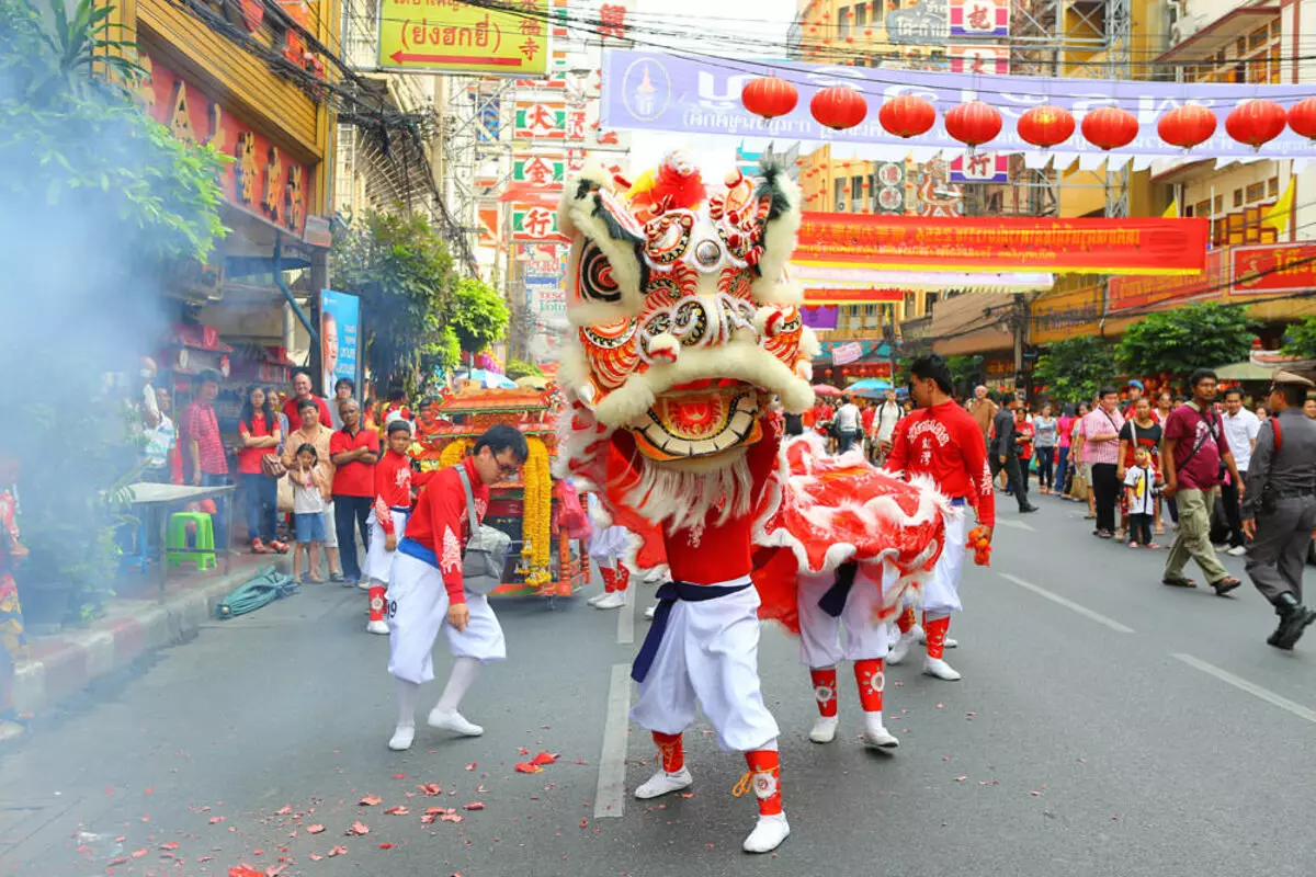 태국어 새해 (33 장의 사진) : 태국에서 송크란을 축하하는 방법과 왜 그런 이름을 얻었습니까? 어떤 데이트가 휴가를 축하해 주시겠습니까? 18098_33