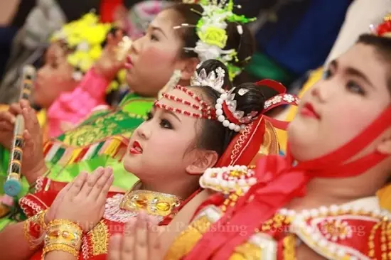 Thai New Year (33 foto): Ki jan yo selebre Songkran nan Thailand ak poukisa li te jwenn tankou yon non? Ki dat selebre jou fèt la? 18098_5
