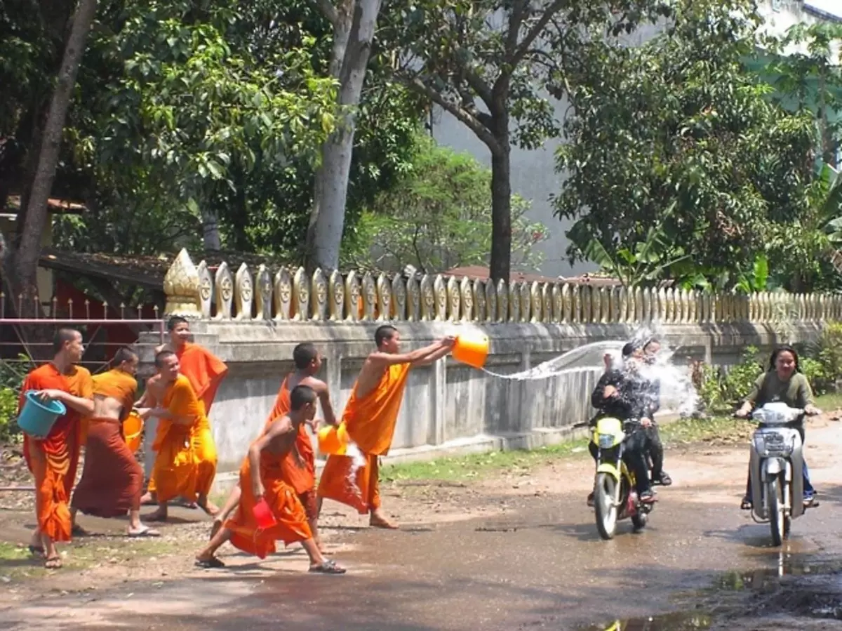 থাই নতুন বছর (33 টি ছবি): থাইল্যান্ডে Songkran উদযাপন কিভাবে এবং কেন তিনি একটি নাম পেয়েছিলাম? কি তারিখ ছুটির উদযাপন? 18098_6