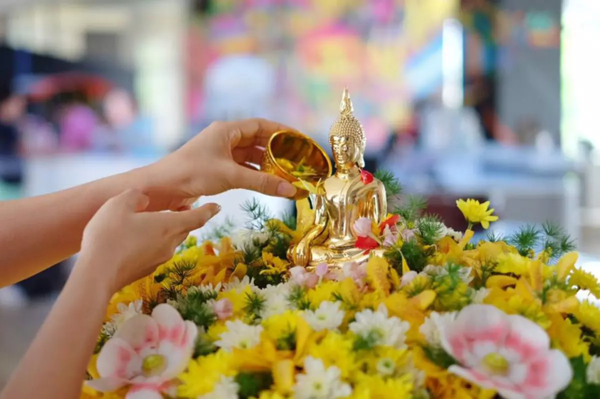 Thai New Year (33 myndir): Hvernig á að fagna Songkran í Tælandi og af hverju fékk hann slíkt nafn? Hvaða dagsetning fagna fríinu? 18098_7