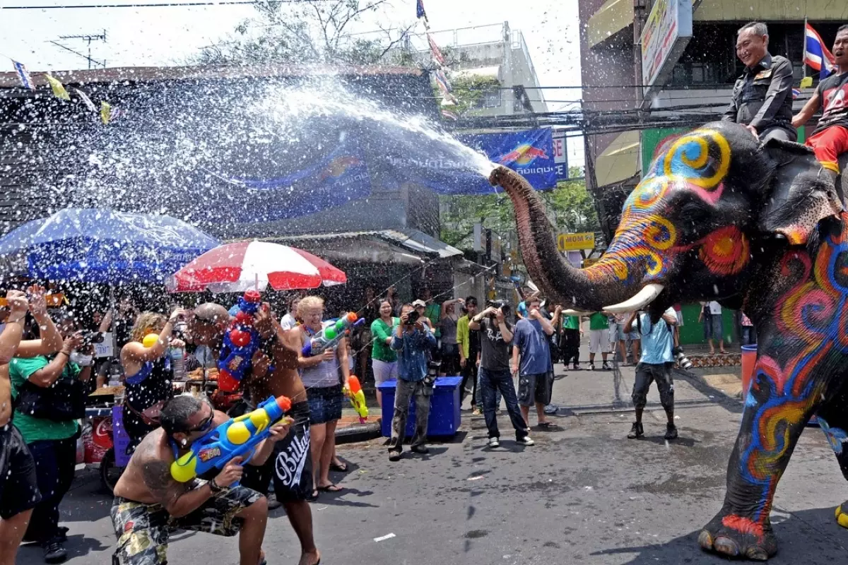 Тајландската Нова Година (33 фотографии): Како да го прослават Сонгкран во Тајланд и зошто тој добил такво име? Кој датум го прославува празникот? 18098_8