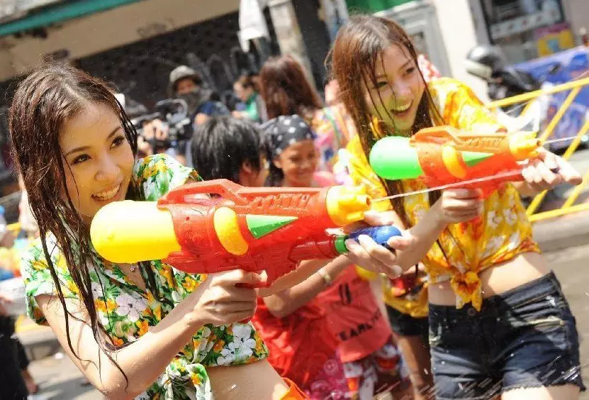 Thai nytår (33 billeder): Sådan fejrer du Songkran i Thailand og hvorfor fik han et sådant navn? Hvilken dato fejrer ferien? 18098_9