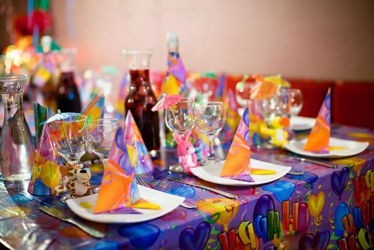 아이의 생일을위한 테이블을 장식하는 방법은 무엇입니까? 60 어린이의 달콤한 테이블의 사진 장식 소녀와 소년, 자신의 손으로 아름 다운 디자인 18107_11