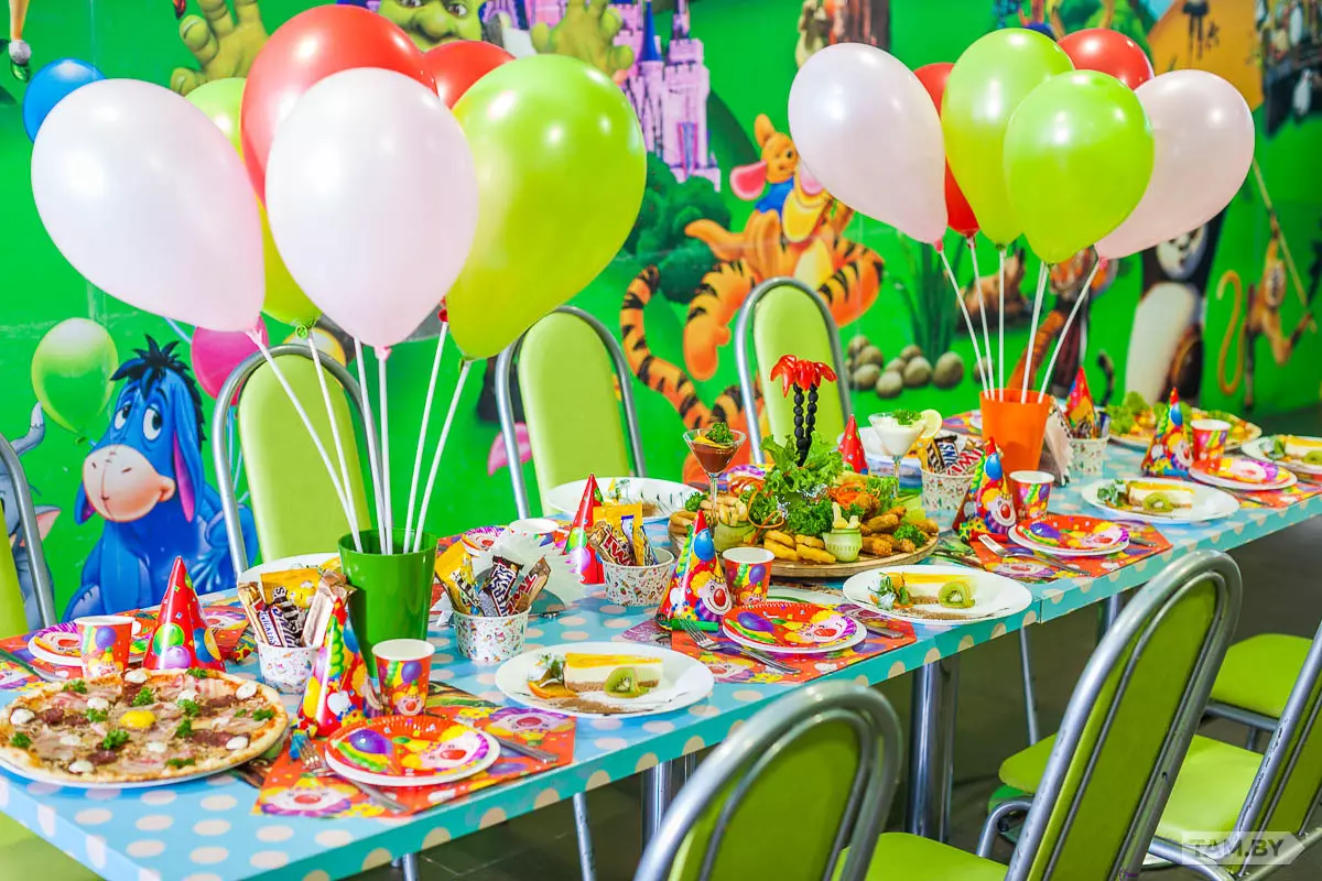 Hur man dekorerar bordet för barnets födelsedag? 60 Foto Dekoration av ett barns söta bordshus för en tjej och en pojke, vacker design med egna händer 18107_12