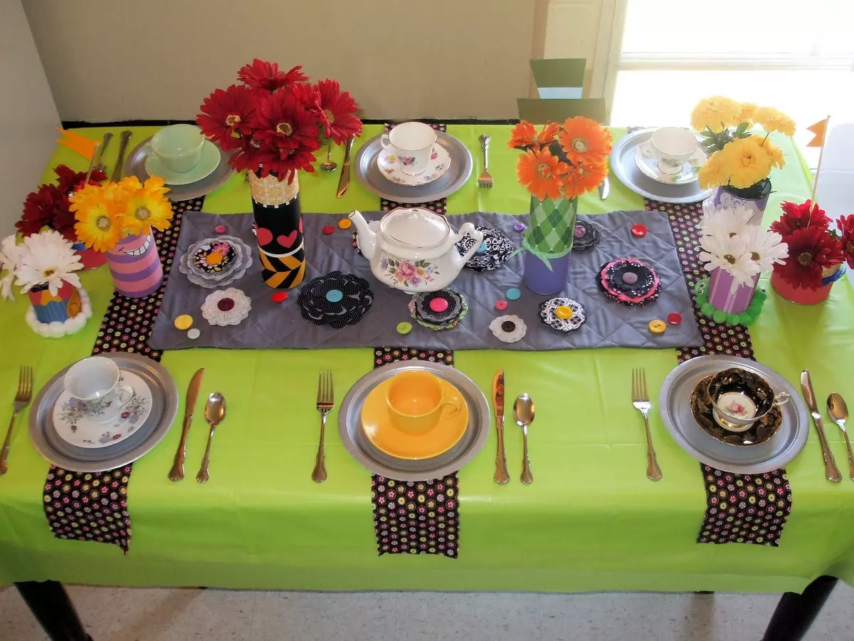 Hogyan lehet díszíteni az asztalt a gyermek születésnapjára? 60 fotó díszítése gyerekek édes asztal házak egy lány és egy fiú, gyönyörű design a saját kezével 18107_13
