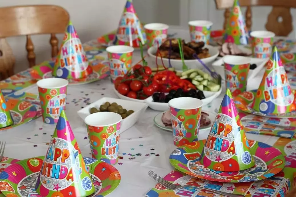 子供の誕生日のためにテーブルを飾る方法は？女の子と男の子のための子供の甘いテーブルの家の写真装飾、あなた自身の手を持つ美しいデザイン 18107_4