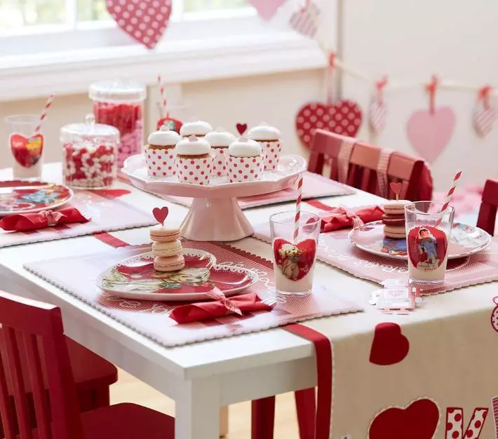 Ako ozdobiť stôl pre narodeniny dieťaťa? 60 foto dekorácie detských sladkých stolných domov pre dievča a chlapec, krásny dizajn s vlastnými rukami 18107_5