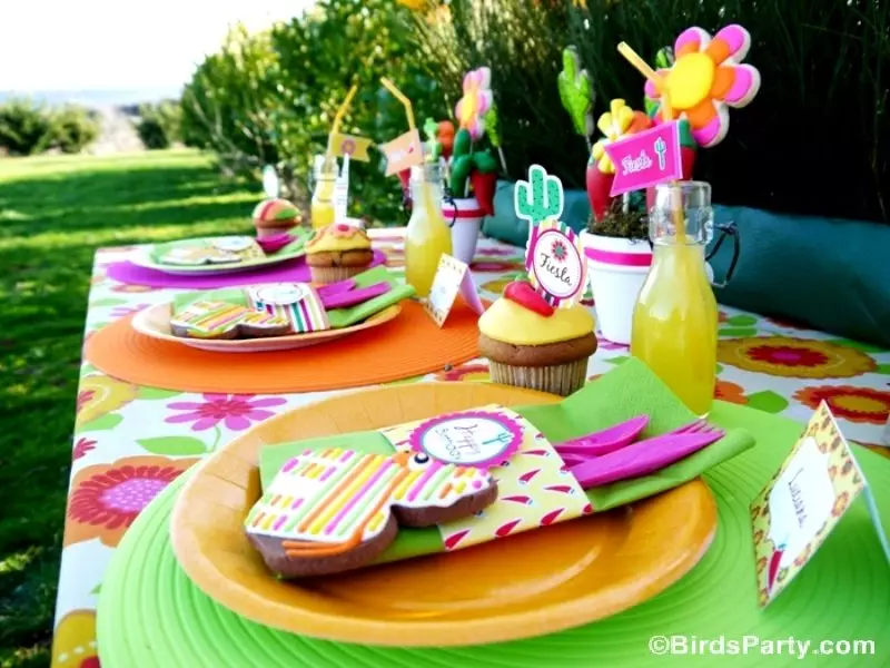 Kako okrasiti tabelo za rojstni dan otroka? 60 Foto dekoracija otroških sladkih tabel hiše za dekle in fanta, lepo oblikovanje z lastnimi rokami 18107_7
