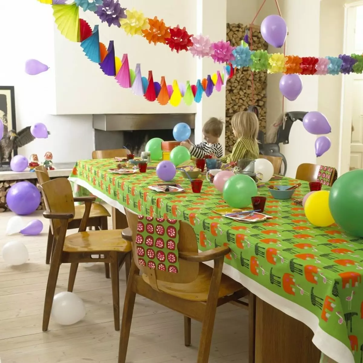 Ako ozdobiť stôl pre narodeniny dieťaťa? 60 foto dekorácie detských sladkých stolných domov pre dievča a chlapec, krásny dizajn s vlastnými rukami 18107_9