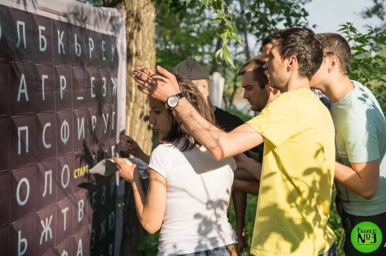 Жігіттің 18 жылдығын қалай атап өтуге болады? Үйдегі туған күн сценарийі, ұлына арналған керемет сайыстар. Жас жігіттердің мерейтойын отбасылық шеңберде қалай атап өту керек? 18119_19