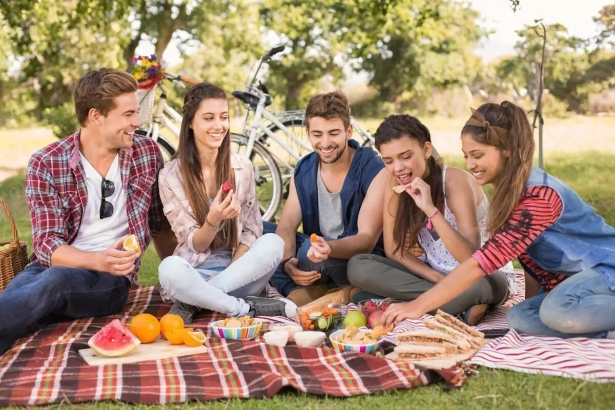 Hoe om die 16de herdenking van die meisie te vier? Scenario vir die verjaarsdag meisie 16 jaar oud, wedstryde, snaaks idees viering in 'n sirkel van familie en vriende 18120_5