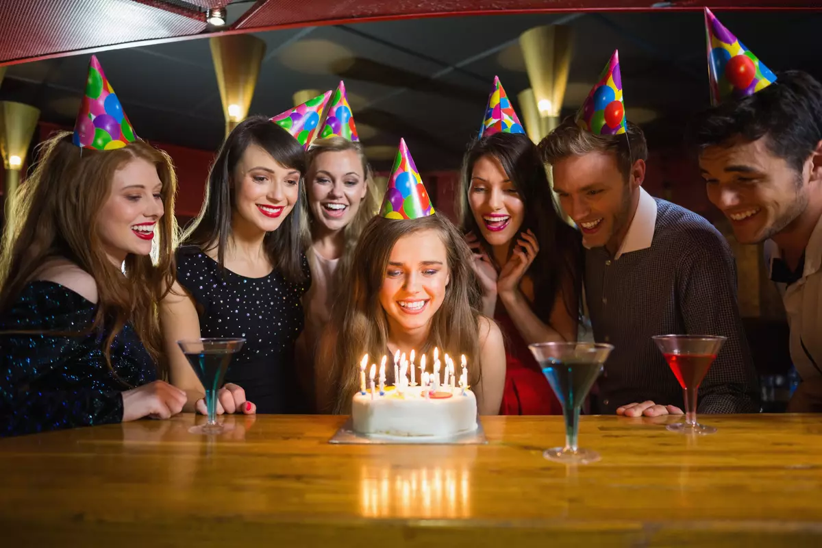 Bagaimana cara merayakan ulang tahun seorang gadis atau pria berusia 17 tahun? Gagasan untuk skenario liburan, permainan, kontes, hiburan keren dan menarik lainnya 18123_14