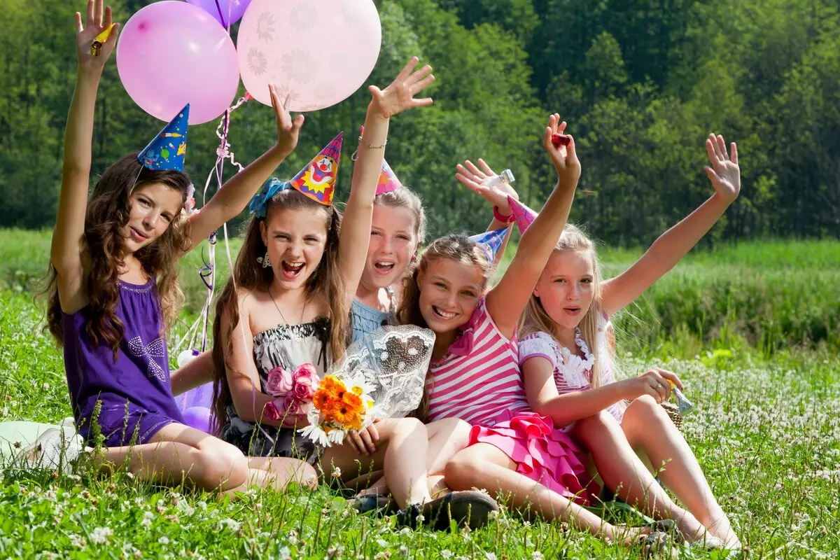 Bagaimana cara merayakan ulang tahun seorang gadis atau pria berusia 17 tahun? Gagasan untuk skenario liburan, permainan, kontes, hiburan keren dan menarik lainnya 18123_3