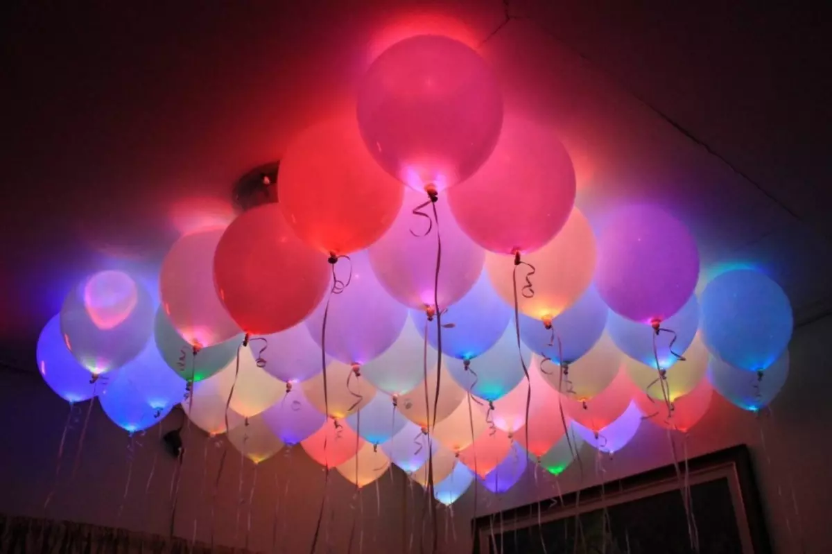 Decoratie ballen voor verjaardag: Hoe de bal te versieren met ballen en de hal? Schoonmaak ballonnen voor mannen, vrouwen en kinderen 18125_10
