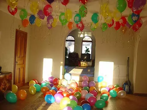 Dekoraasjeballen foar jierdei: Hoe de bal mei ballen fersierje en de hal fersiere? Housekeeping Balloons foar manlju, froulju en bern 18125_16
