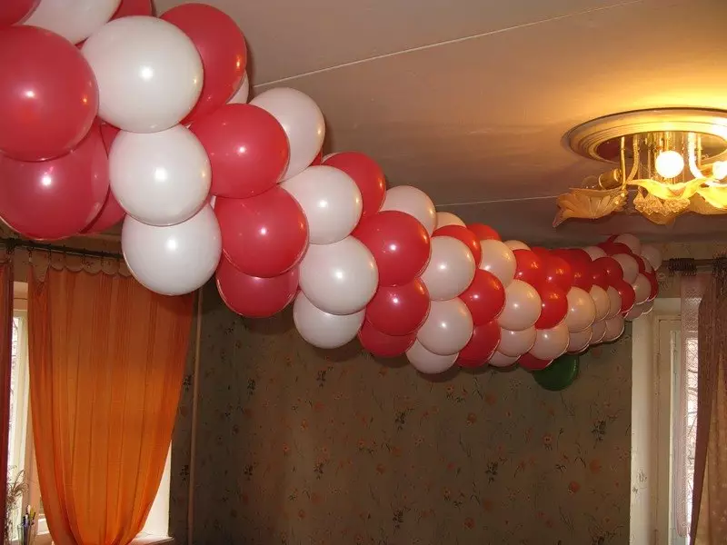 Dekoraasjeballen foar jierdei: Hoe de bal mei ballen fersierje en de hal fersiere? Housekeeping Balloons foar manlju, froulju en bern 18125_22