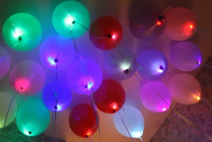 Dekoraasjeballen foar jierdei: Hoe de bal mei ballen fersierje en de hal fersiere? Housekeeping Balloons foar manlju, froulju en bern 18125_24