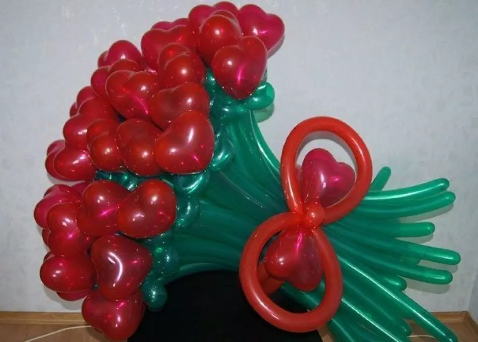 Dekoraasjeballen foar jierdei: Hoe de bal mei ballen fersierje en de hal fersiere? Housekeeping Balloons foar manlju, froulju en bern 18125_40