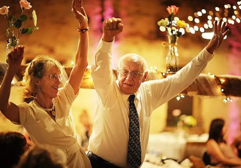 תרחיש יום נישואין של 65 שנה: איך לבלות ללא טוסט בבית במעגל המשפחתי? תחרויות מעניינות ודרישות 18137_40
