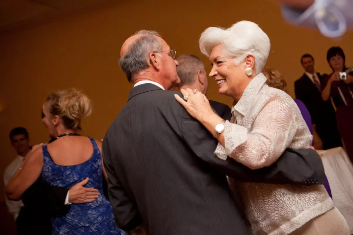 Un escenario de aniversario de 65 años de edad: ¿Cómo pasar sin un toastmode en casa en un círculo familiar? Concursos interesantes e incendios. 18137_42