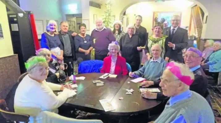 Un escenario de aniversario de 65 años de edad: ¿Cómo pasar sin un toastmode en casa en un círculo familiar? Concursos interesantes e incendios. 18137_50