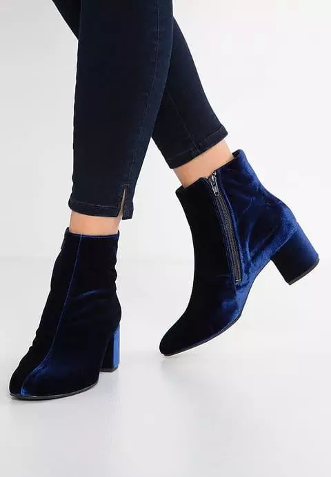 Blue Ankel Boots (42 foton): Vad ska du ha på sig en mörkblå modell från en nubuck och mocka på en häl, vilka leggings och klänning passar 1814_13