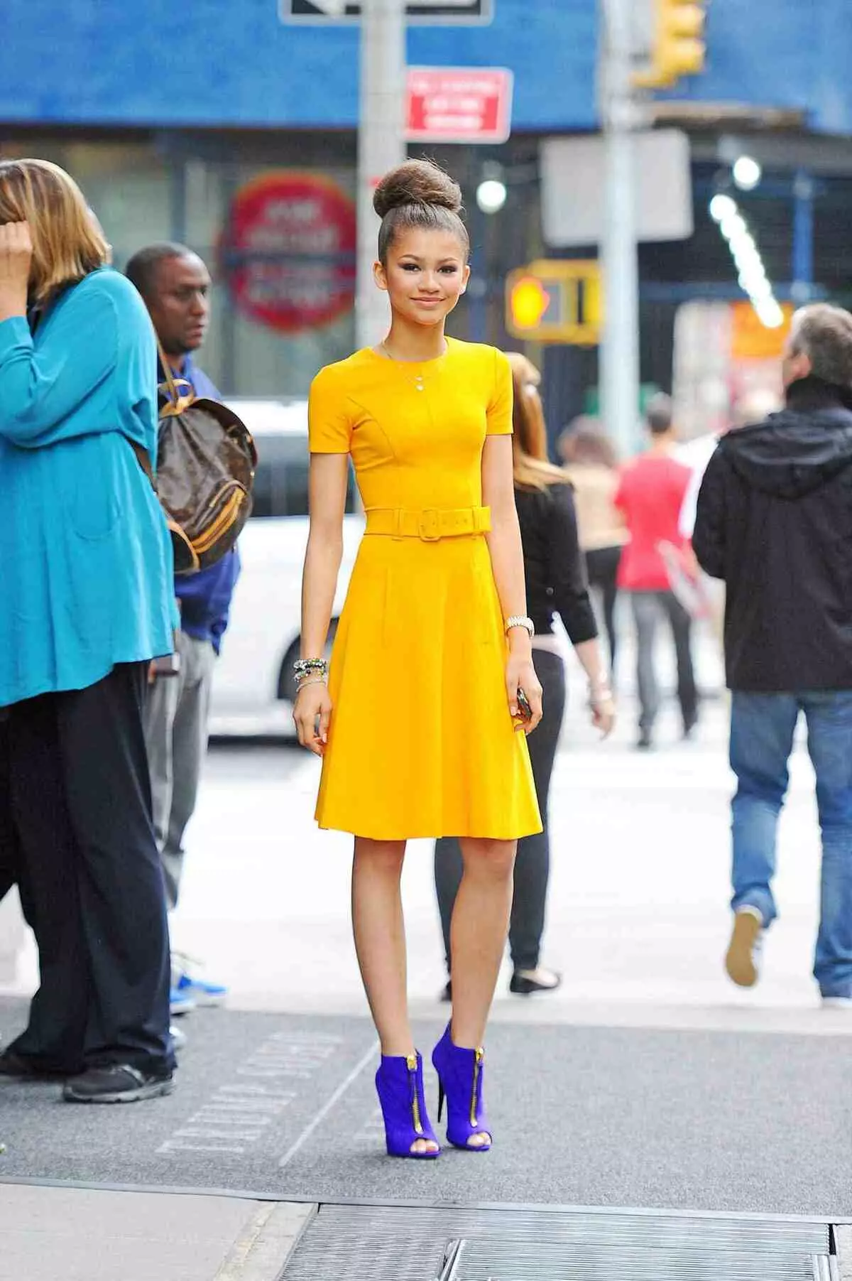 She s wearing her red. Зендая Луки. Зендая стиль. Зендая в желтом. Зендая в желтом платье.