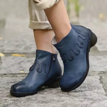 Blue Ankel Boots (42 foton): Vad ska du ha på sig en mörkblå modell från en nubuck och mocka på en häl, vilka leggings och klänning passar 1814_21