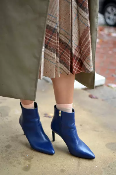 Blue Ankel Boots (42 foton): Vad ska du ha på sig en mörkblå modell från en nubuck och mocka på en häl, vilka leggings och klänning passar 1814_36