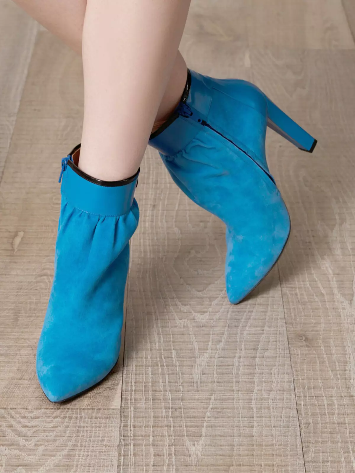 Blue Ankel Boots (42 foton): Vad ska du ha på sig en mörkblå modell från en nubuck och mocka på en häl, vilka leggings och klänning passar 1814_39