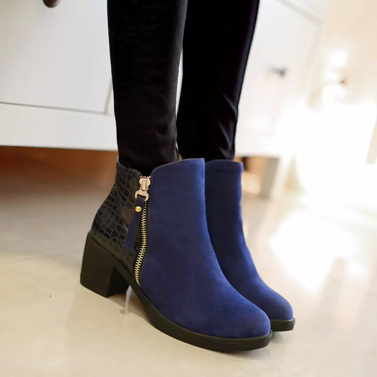 Blue Ankel Boots (42 foton): Vad ska du ha på sig en mörkblå modell från en nubuck och mocka på en häl, vilka leggings och klänning passar 1814_40