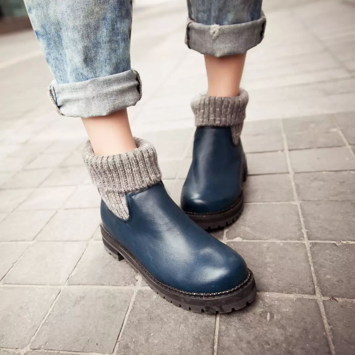 Blue Ankel Boots (42 foton): Vad ska du ha på sig en mörkblå modell från en nubuck och mocka på en häl, vilka leggings och klänning passar 1814_5