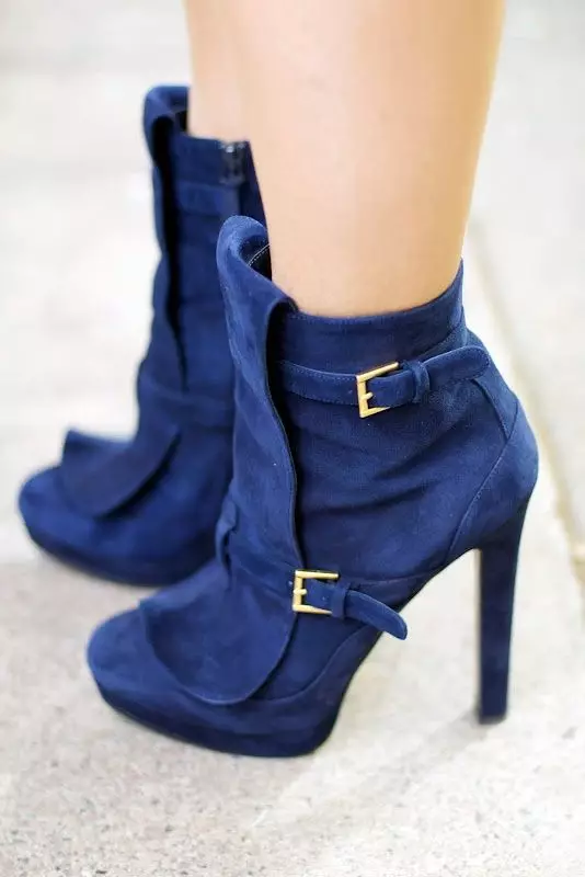 Blue Ankel Boots (42 foton): Vad ska du ha på sig en mörkblå modell från en nubuck och mocka på en häl, vilka leggings och klänning passar 1814_6