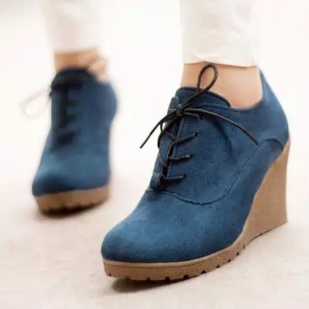 Blue Ankel Boots (42 foton): Vad ska du ha på sig en mörkblå modell från en nubuck och mocka på en häl, vilka leggings och klänning passar 1814_7