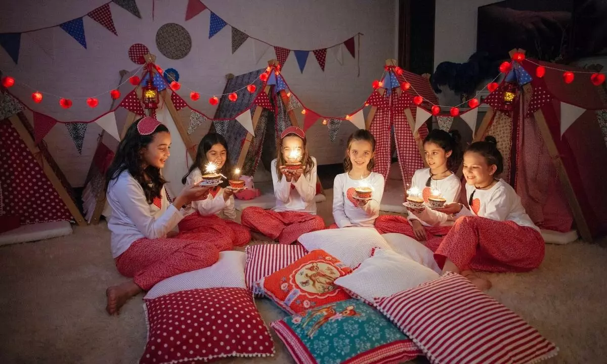 Pajamas-party (77 foto's): Scenario van 'n pajama party vir kinders en volwassenes, verjaarsdag en ander vakansie, uitnodiging 18150_47