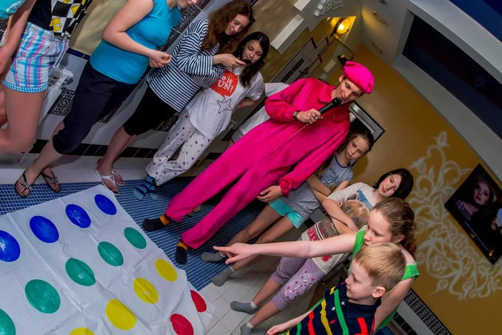 Pajamas-Party（77枚の写真）：子供と大人のパジャマパーティーのシナリオ、誕生日、その他の休日、招待状 18150_52