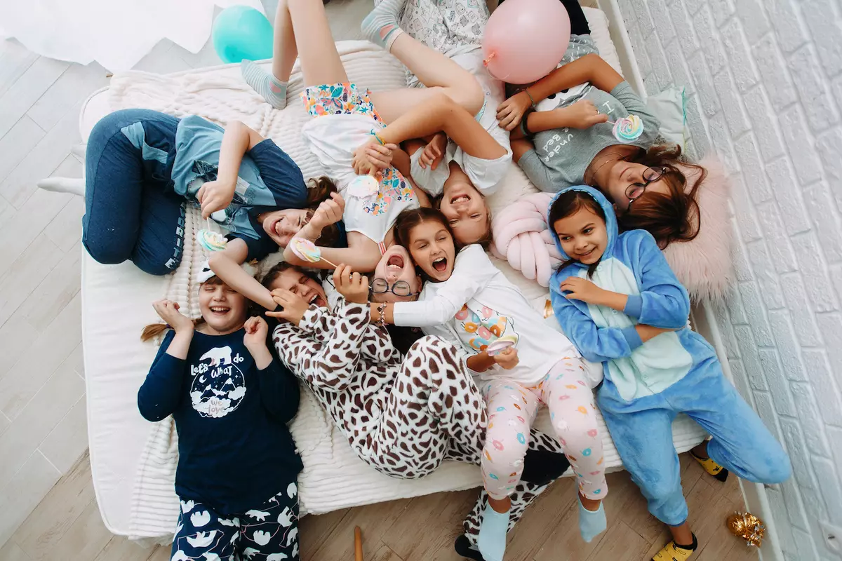 Pajamas-Party（77枚の写真）：子供と大人のパジャマパーティーのシナリオ、誕生日、その他の休日、招待状 18150_56