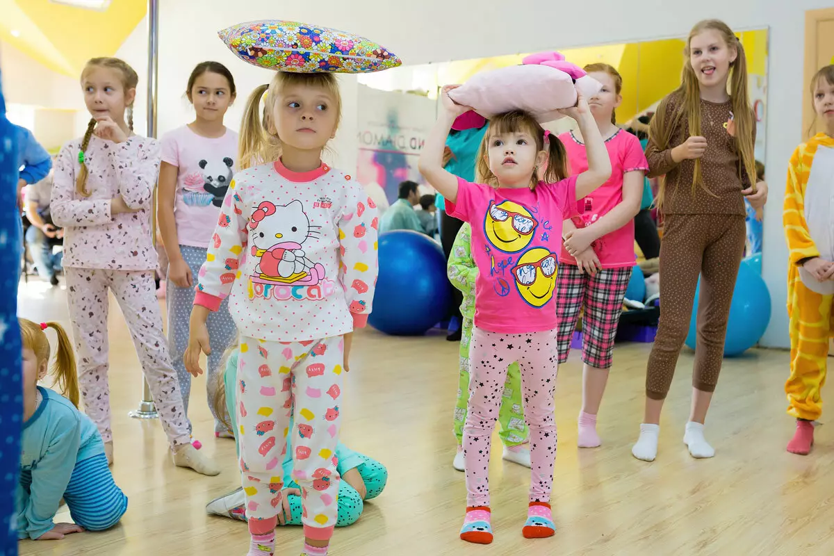 Pajamas-party (77 fotografija): Scenarij Pajama Partija za djecu i odrasle, rođendan i drugi odmor, pozivnicu 18150_63