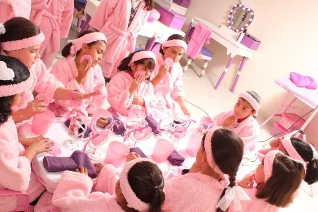 Pajamas-party (77 foto's): Scenario van 'n pajama party vir kinders en volwassenes, verjaarsdag en ander vakansie, uitnodiging 18150_66