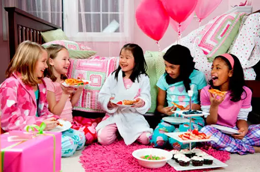 Pajamas-party (77 foto's): Scenario van 'n pajama party vir kinders en volwassenes, verjaarsdag en ander vakansie, uitnodiging 18150_9