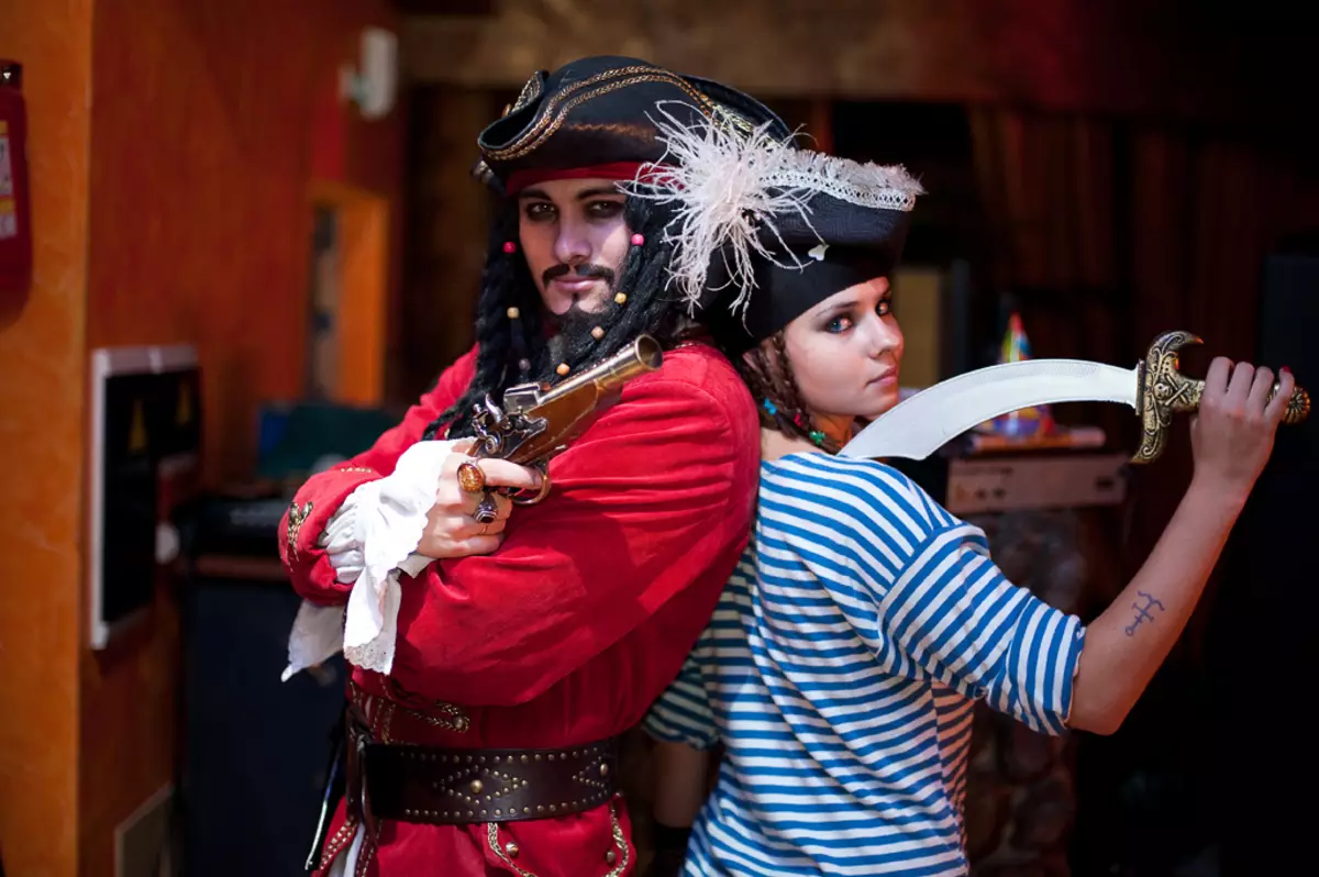 Partit Pirata (52 fotos): Escenari per a nens i adults, decoració aniversari, concursos per a una empresa diversió 18152_16