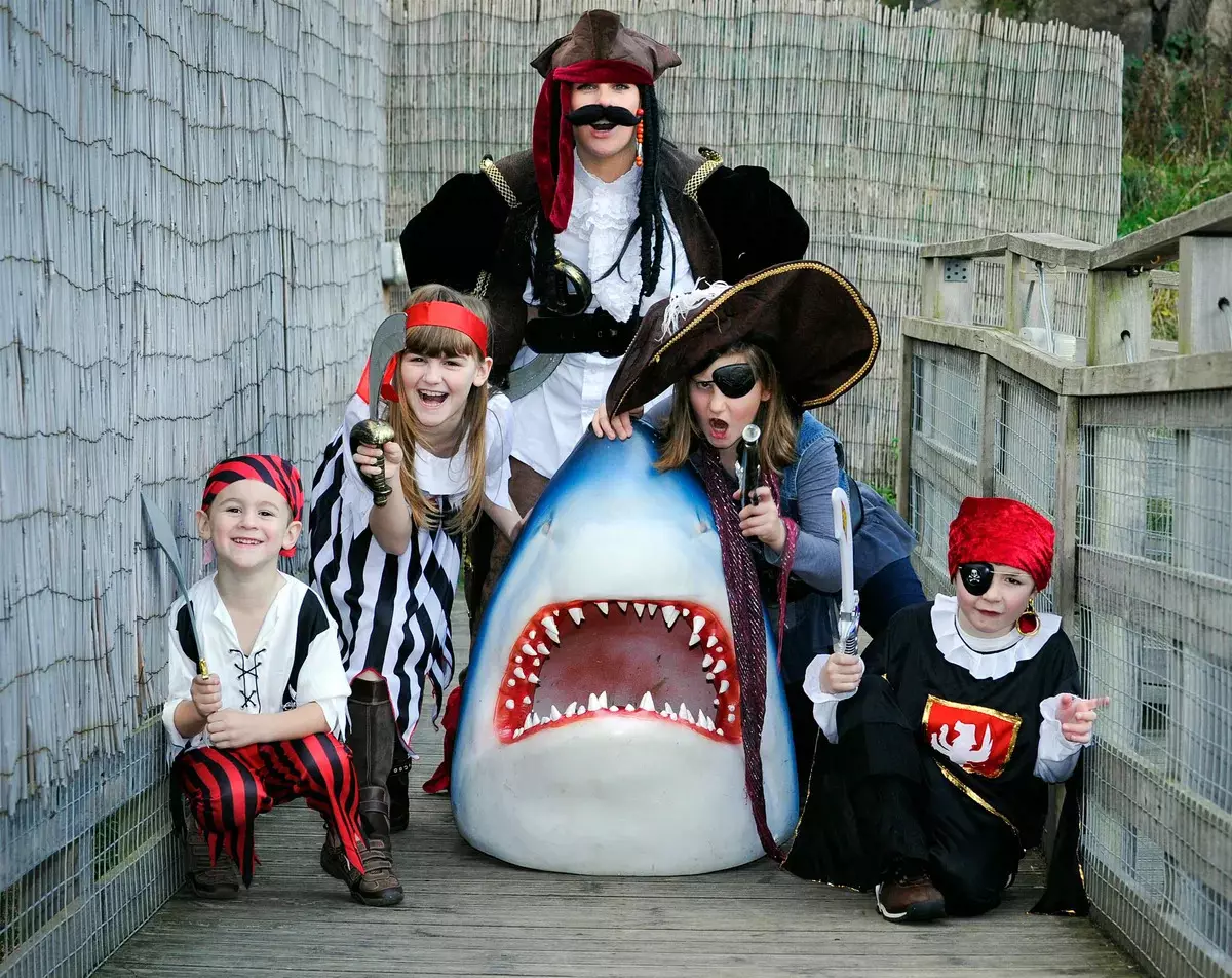 Partit Pirata (52 fotos): Escenari per a nens i adults, decoració aniversari, concursos per a una empresa diversió 18152_19
