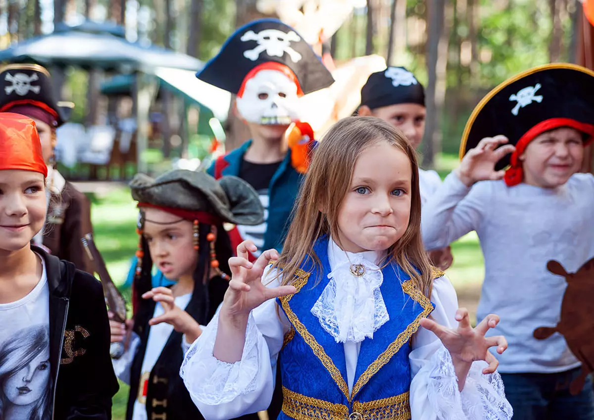 Pirate үдэшлэг (52 зураг): Хүүхэд, насанд хүрэгчдэд зориулсан хувилбар, насанд хүрэгчид, төрсөн өдрийн чимэглэл, зугаа цэнгэлийн тэмцээний тэмцээн 18152_20