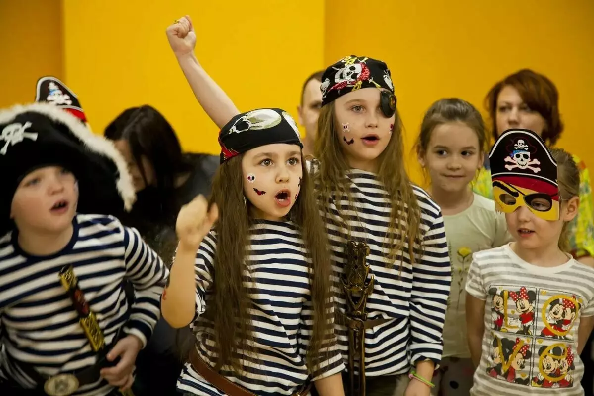 Partit Pirata (52 fotos): Escenari per a nens i adults, decoració aniversari, concursos per a una empresa diversió 18152_22